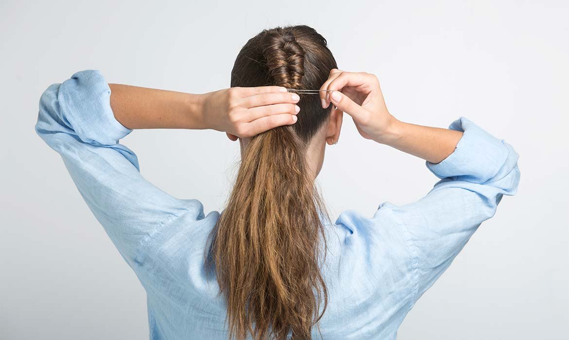 La Bubble braid se trata sin duda de un peinado para boda lleno de tendencia y de estilo. Háztela y te aseguramos que tu look no pasará desapercibido. Además, si trabajas tu melena de medios a puntas con el Sérum Stop Frizz de L’Oréal Paris estarás acabando con el encrespamiento de un plumazo.